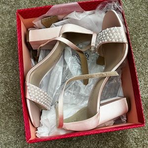 Adorable shoes! Perfect for bridal!